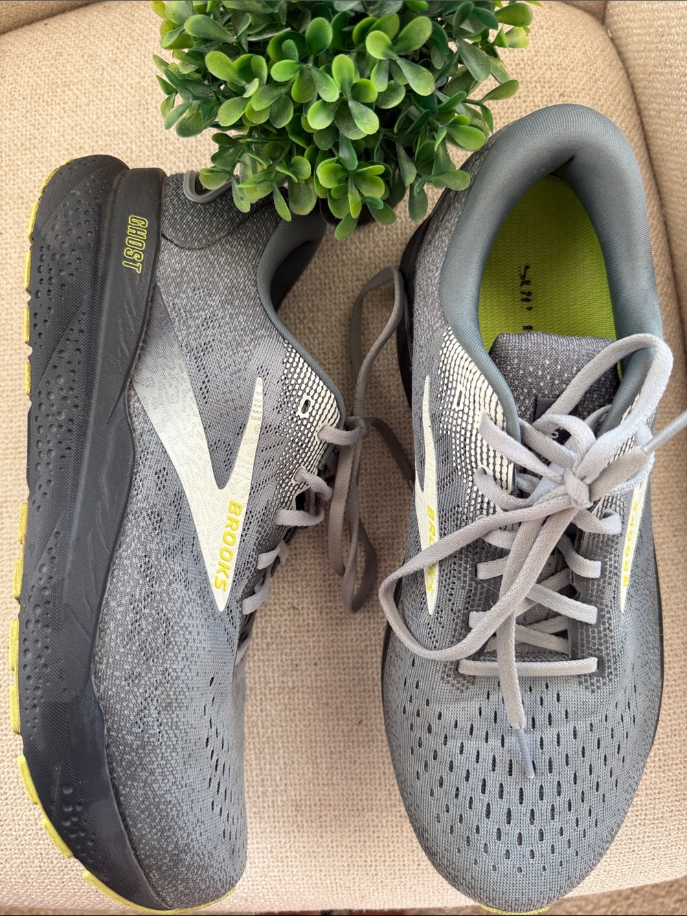Brooks Ghost 16 Men's Gray Running Shoes with Yellow Accents
